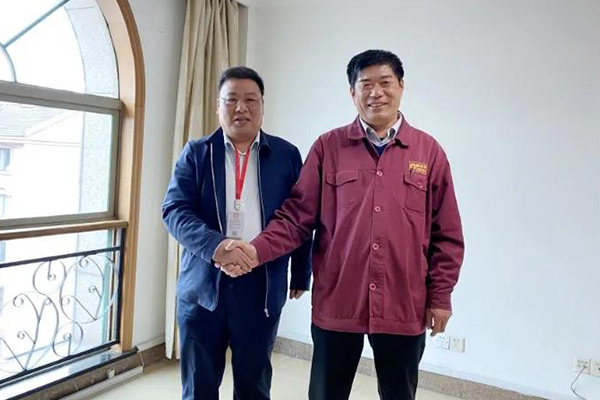 新鄉(xiāng)長城副總經(jīng)理與沙鋼集團(tuán)領(lǐng)導(dǎo)合影