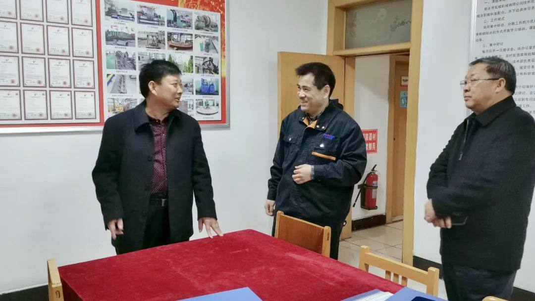 新鄉(xiāng)市總工會(huì)副主席王世良(左一)、輝縣市總工會(huì)主席李樹林(右一)指導(dǎo)工作