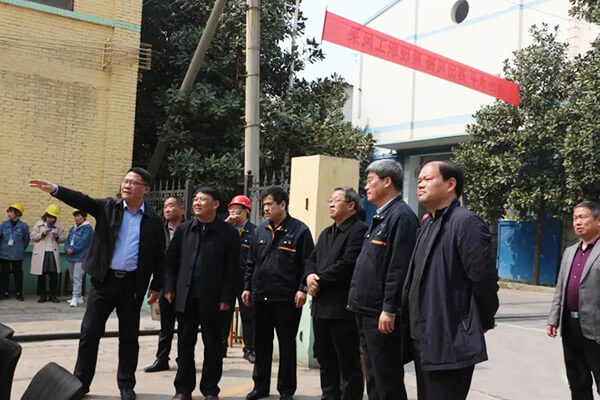 領(lǐng)導(dǎo)們參觀長城機(jī)械