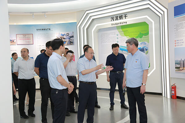 新鄉(xiāng)市政府市長(zhǎng)魏建平到長(zhǎng)城機(jī)械調(diào)研督導(dǎo)“萬(wàn)人助萬(wàn)企”活動(dòng)開(kāi)展情況 新鄉(xiāng)市政府市長(zhǎng)魏建平到長(zhǎng)城機(jī)械調(diào)研督導(dǎo)“萬(wàn)人助萬(wàn)企”活動(dòng)開(kāi)展情況