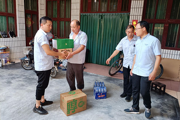 新鄉(xiāng)長城派代表慰問受災的員工 新鄉(xiāng)長城派代表慰問受災的員工