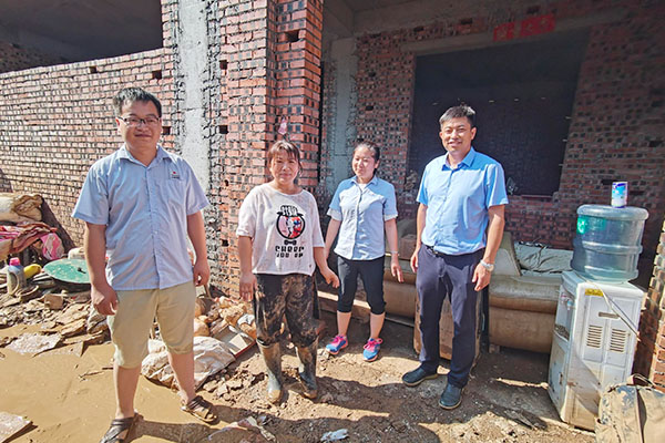 新鄉(xiāng)長城派代表慰問受災的員工 新鄉(xiāng)長城派代表慰問受災的員工