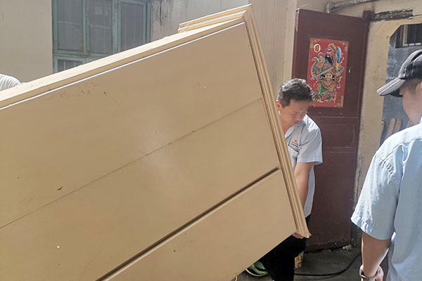 新鄉(xiāng)長城派代表慰問受災的員工 新鄉(xiāng)長城派代表慰問受災的員工