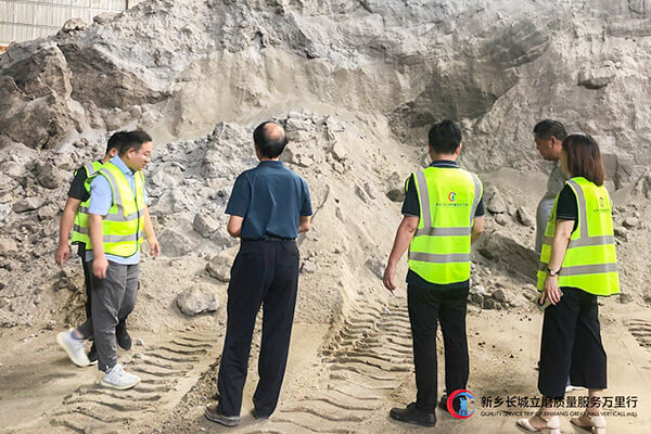 長(zhǎng)城團(tuán)隊(duì)深入鎳渣微粉生產(chǎn)一線 長(zhǎng)城團(tuán)隊(duì)深入鎳渣微粉生產(chǎn)一線