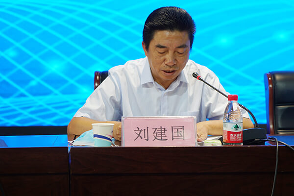 市教育體育局局長劉建國宣讀第四屆長城教育基金獎(jiǎng)勵(lì)名單