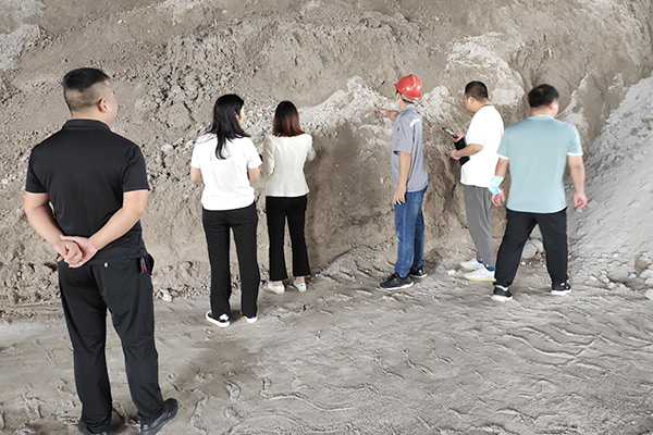 新鄉(xiāng)長(zhǎng)城機(jī)械萬(wàn)里行團(tuán)隊(duì)走訪客戶(hù) 新鄉(xiāng)長(zhǎng)城機(jī)械萬(wàn)里行團(tuán)隊(duì)走訪客戶(hù)