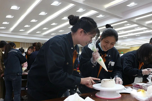 新鄉(xiāng)長城機械舉辦慶三八蛋糕DIY活動現(xiàn)場 新鄉(xiāng)長城機械舉辦慶三八蛋糕DIY活動現(xiàn)場