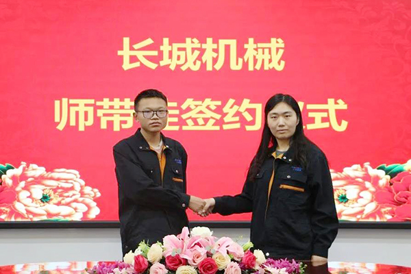 師徒代表上臺(tái)簽訂帶教協(xié)議