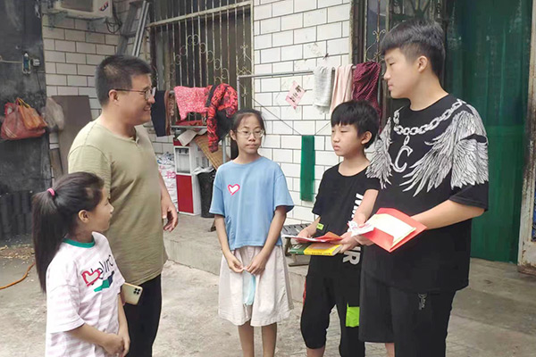 新鄉(xiāng)長(zhǎng)城集團(tuán)愛心家庭攜手輝縣義工“愛心助學(xué)，點(diǎn)亮希望”