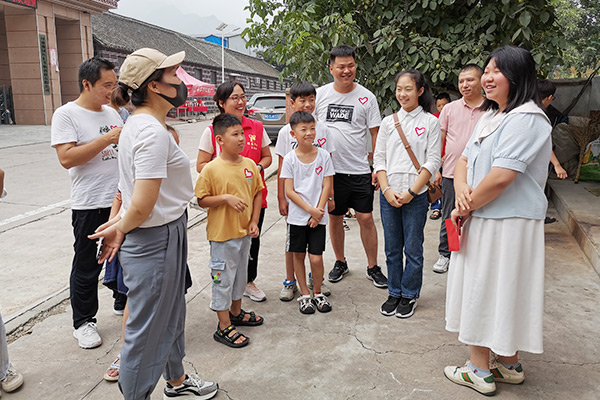 新鄉(xiāng)長(zhǎng)城集團(tuán)愛心家庭攜手輝縣義工“愛心助學(xué)，點(diǎn)亮希望”