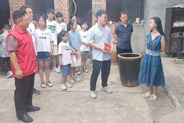 新鄉(xiāng)長(zhǎng)城集團(tuán)愛心家庭攜手輝縣義工“愛心助學(xué)，點(diǎn)亮希望”