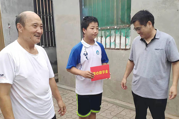 新鄉(xiāng)長(zhǎng)城集團(tuán)愛心家庭攜手輝縣義工“愛心助學(xué)，點(diǎn)亮希望”