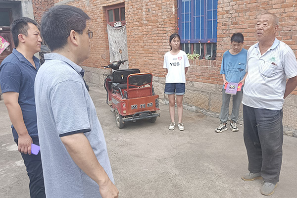 新鄉(xiāng)長(zhǎng)城集團(tuán)愛心家庭攜手輝縣義工“愛心助學(xué)，點(diǎn)亮希望”